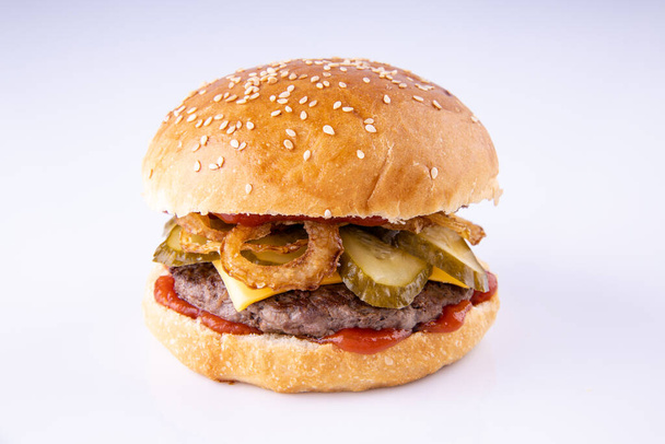 hamburger s mramorovým hovězím masem na lehkém pozadí pro menu5 - Fotografie, Obrázek