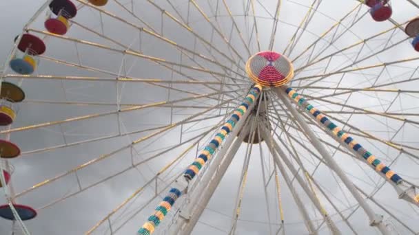 Das Riesenrad im Vergnügungspark dreht sich bei Sturm und wolkenverhangenem Himmel versuchsweise für Besucher. Unterhaltung und Reisekonzept. Abend bis Nacht - Filmmaterial, Video