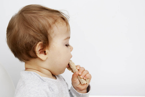 Dziecko je chleb dietetyczny. Koncepcja żywności dla dzieci - Zdjęcie, obraz