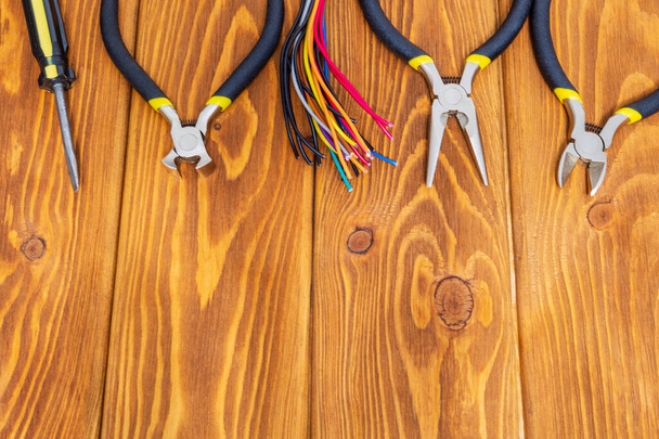 Outils et câbles électriques sur des planches de bois vintage
 - Photo, image