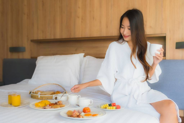 Retrato hermosa joven asiática mujer feliz disfrutar con desayuno
  - Foto, imagen