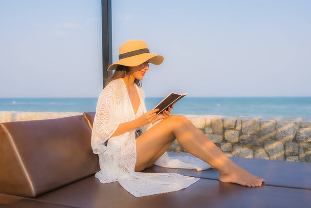 Retrato joven asiático mujer leer libro alrededor playa mar océano
 - Foto, Imagen