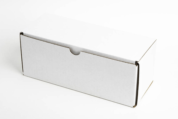 Загальна закрита біла пакувальна коробка
 - Фото, зображення