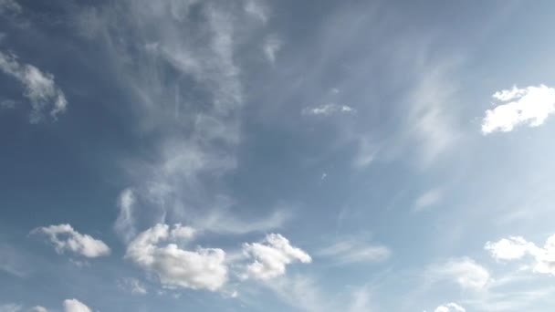 白い雲が形成され、時間の経過の距離に輝く青いオープンスペースと太陽と広いショット雲の風景. - 映像、動画