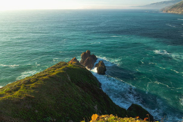big sur, kalifornische Küste. malerischer Blick auf Klippen und Meer, Monterey County - Foto, Bild
