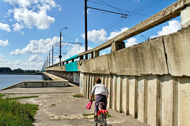 Puente de la isla en Riga
. - Foto, Imagen