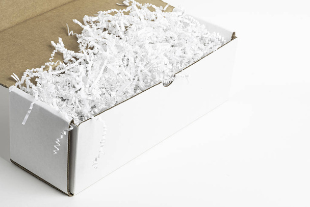 Caja de embalaje genérica abierta blanca
 - Foto, imagen