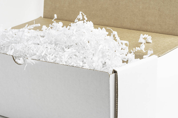 Caja de embalaje genérica abierta blanca
 - Foto, imagen
