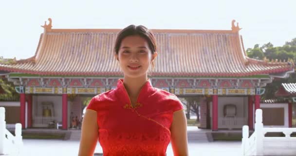 Asiática joven mujer en viejo tradicional chino vestidos en el templo
 - Metraje, vídeo