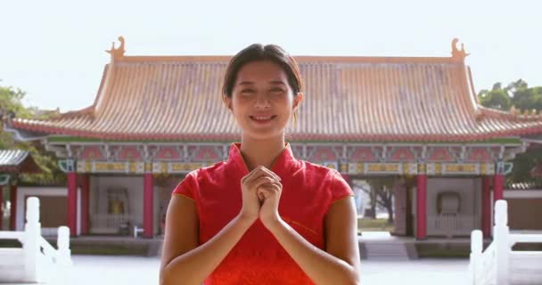 Азійська молода жінка в старих китайських сукнях у храмі. - Кадри, відео