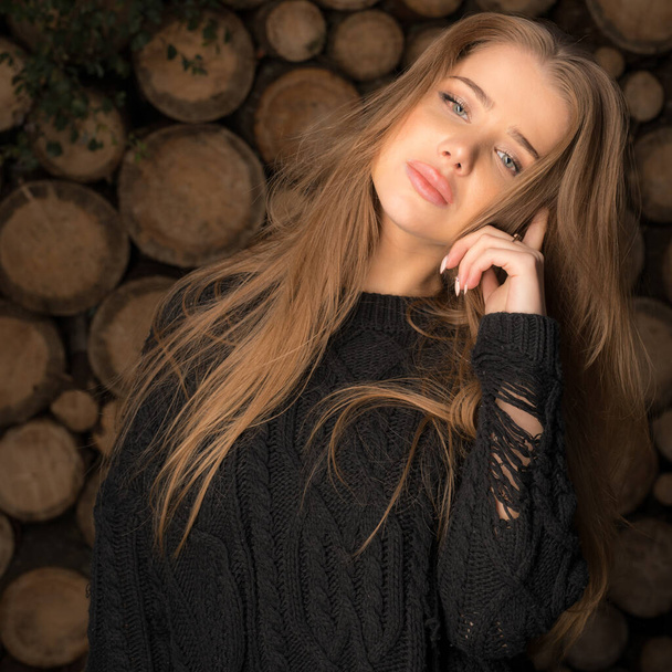 Portrait of beautiful young girl on wooden background. - Valokuva, kuva