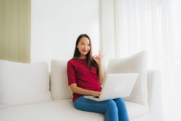 Retrato bonito jovem asiático mulheres usando computador laptop em assim
 - Foto, Imagem