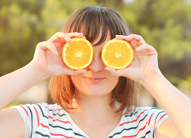 Chica divirtiéndose con naranjas
 - Foto, Imagen