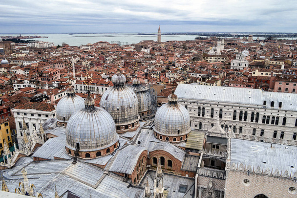 San Marco Katedrali 'nin kubbeleri ve Venedik' in çatıları panoramik manzaralı.. - Fotoğraf, Görsel