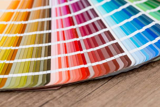 Guía de color en el primer plano del escritorio
 - Foto, Imagen