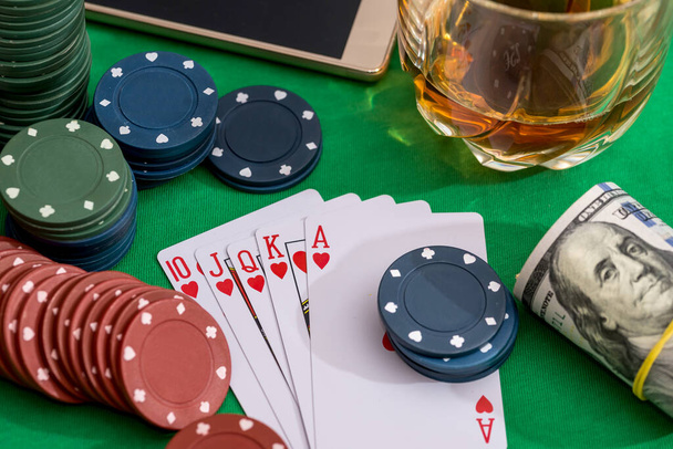 10 a As corazón escalera de color en fichas de póquer y casino, dinero en la mesa verde
 - Foto, Imagen