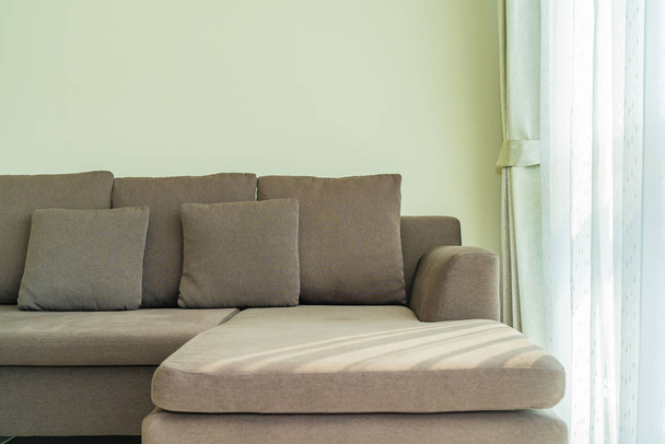 Poduszka na kanapie dekoracji wnętrz salonu - Zdjęcie, obraz