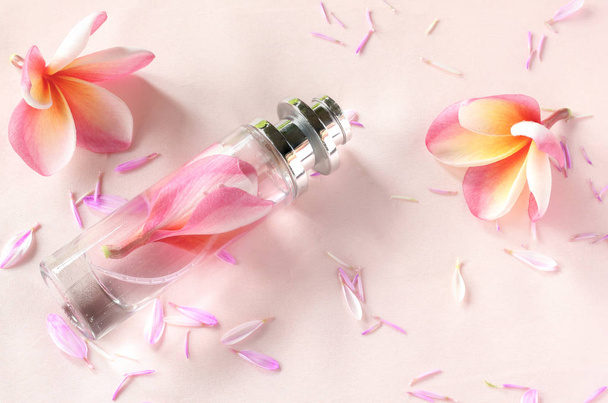 Parfém a krásné květiny na sladkém pozadí - Fotografie, Obrázek