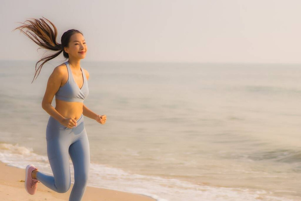 Retrato deporte joven asiático mujer preparar ejercicio o correr en la
  - Foto, Imagen