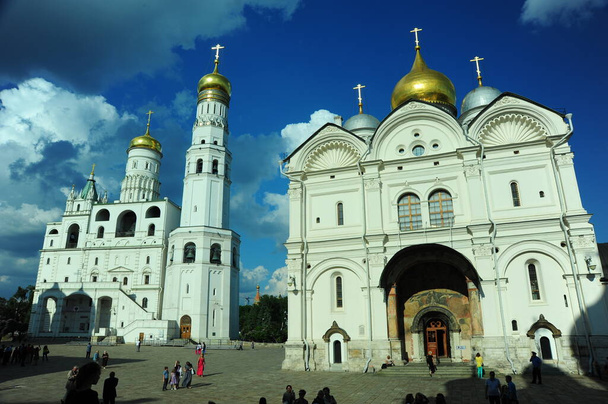 Low angle shot of Cathedral Square Moscow Kremlin - Zdjęcie, obraz