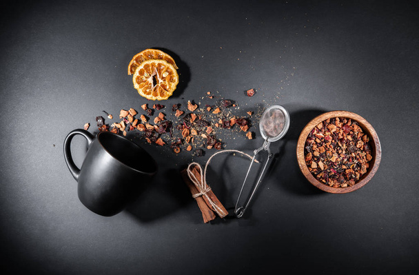 A teakészítés fogalma. Teáscsésze, szárított virágszirmok és száraz berr - Fotó, kép