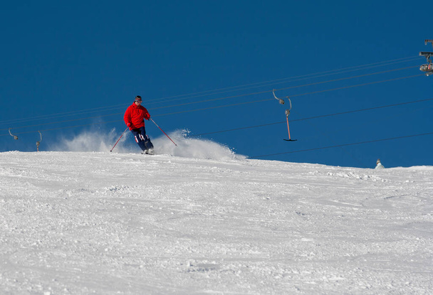Skifahrer auf der Piste, der Mann im Wintersportort - Foto, Bild