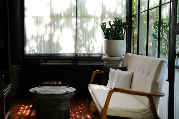 Klimaanlage & weißer Blick durch hauchdünnen Fenstervorhang im Wohnzimmer - Foto, Bild