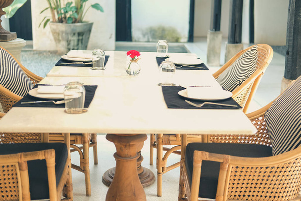 Τραπέζι & λυγαριά καρέκλα μπαστούνι στο εστιατόριο cafe - Φωτογραφία, εικόνα