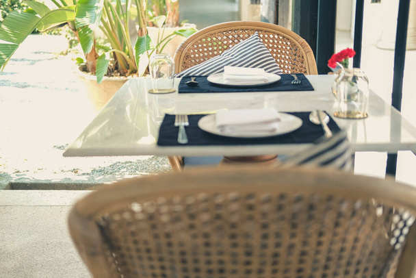 Tavolo e sedia in vimini rattan nel ristorante caffetteria - Foto, immagini