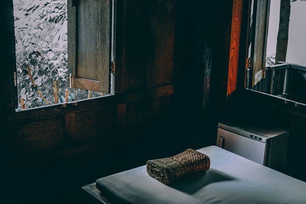ventana de madera vintage en el dormitorio de la casa tradicional de Tailandia
  - Foto, Imagen