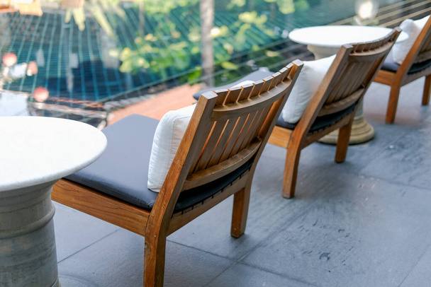 μαξιλάρι μαξιλάρι σε ξύλινη καρέκλα στο ξενοδοχείο θέρετρο για χαλάρωση σε p - Φωτογραφία, εικόνα