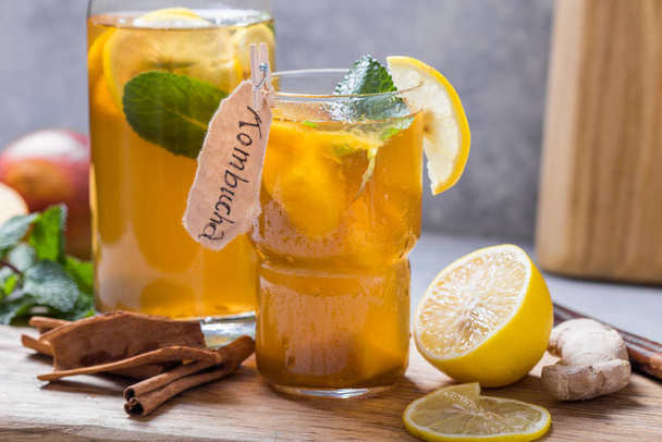 Egészséges kombucha tea citrommal és fahéjjal.. - Fotó, kép