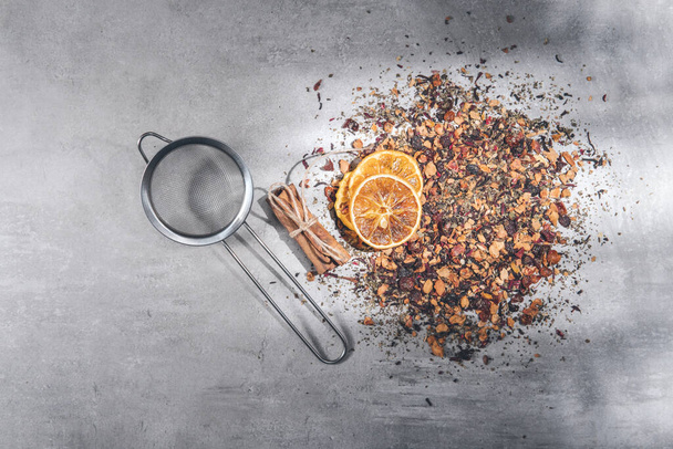 Fruit tea of dried flowers petals and berries with cinnamon, dry - Foto, Imagem