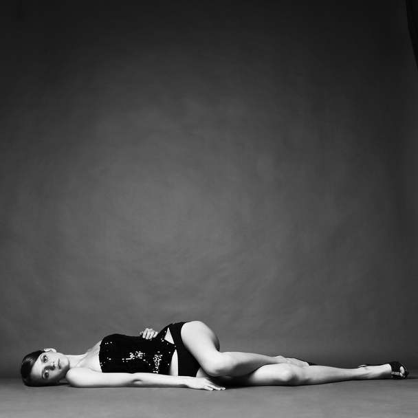 Seductive woman lays on floor - Foto, afbeelding