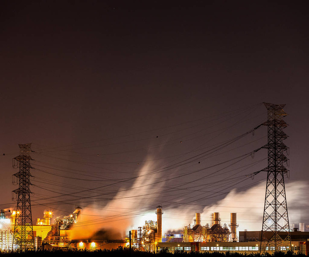 Power Plant of Night View. Licht van de gebouwen en straten gloeien - Foto, afbeelding