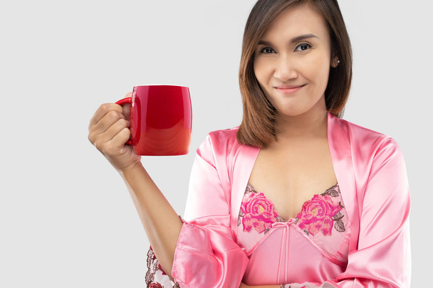 Mujeres que beben leche en una taza roja
 - Foto, Imagen