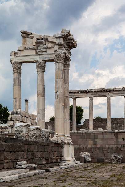 Pergamum em Bergama Turquia. Acrópole de Pérgamo, colunas gregas antigas em Bergama
 - Foto, Imagem