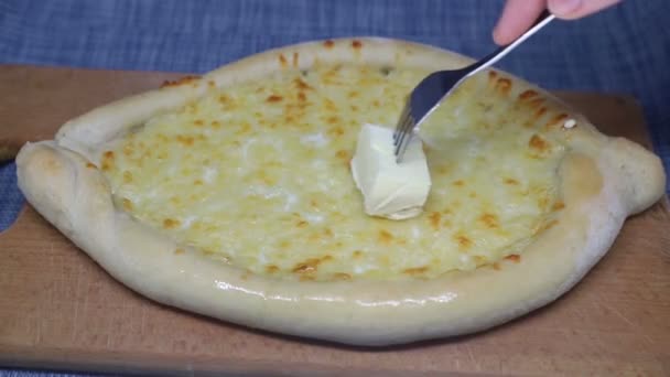 Khachapuri, gruzińskie ciasto serowe, nasmarowane masłem - Materiał filmowy, wideo