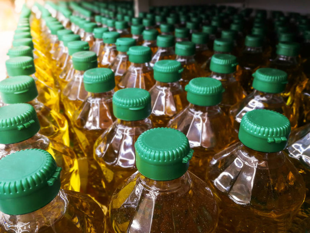 wiele butelek w rzędzie stos oleju roślinnego na półkach w SUP - Zdjęcie, obraz