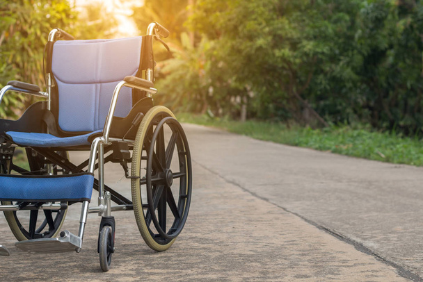 Порожній інвалідний візок для пацієнтів похилого віку або людей похилого віку
  - Фото, зображення