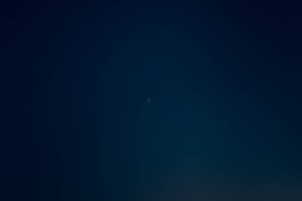 atmosfera natureza romântica tiro de foco suave pouca lua na noite escura céu vazio, espaço de cópia
 - Foto, Imagem