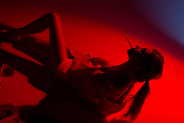 Silhouetted girls smoking in ultraviolet - Fotoğraf, Görsel