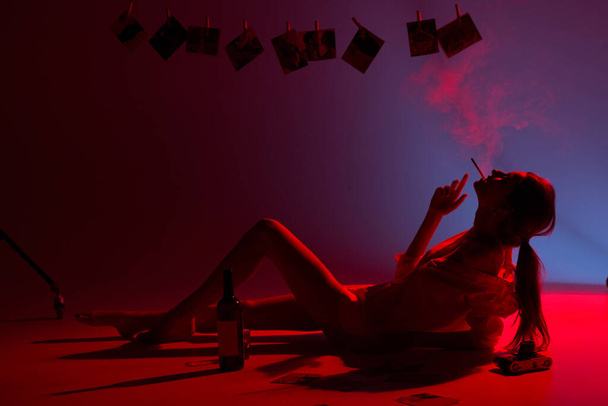 Silhouetted girls smoking in ultraviolet - Foto, afbeelding