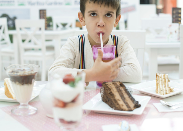 Child drink lemonade - Фото, изображение