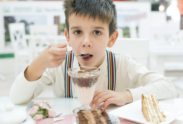 Child eat milk choco shake - Fotó, kép