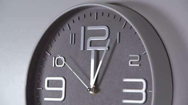 Wall clock on a gray background. 00:05 - Footage, Video