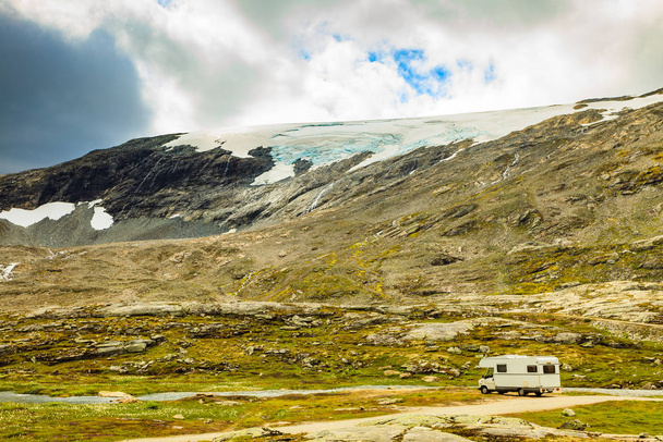 Camper car in norwegian mountains - Foto, imagen