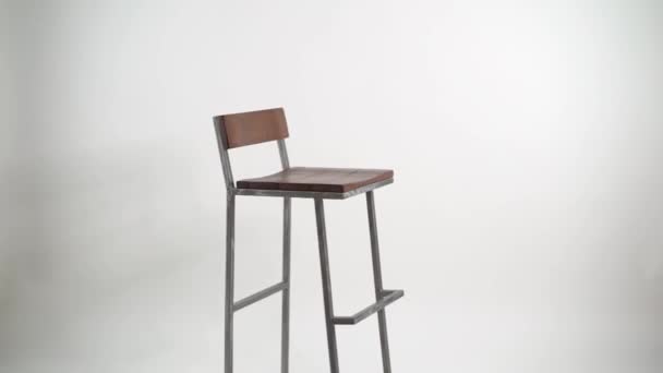ocel s dřevěnou židlí na bílém pozadí bar stolička  - Záběry, video