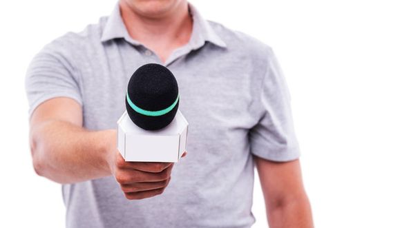 Korrespondent oder Moderator mit Mikrofon auf weißem Hintergrund. - Foto, Bild