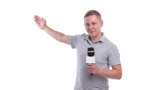 Корреспондент или ведущий с микрофоном на белом фоне
. - Фото, изображение
